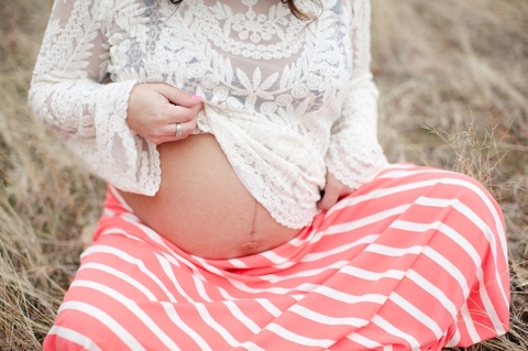 maternity photos in pastel colors