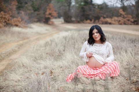 maternity photos in pastel colors and lace