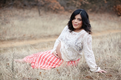 maternity photos in pastel colors with lace