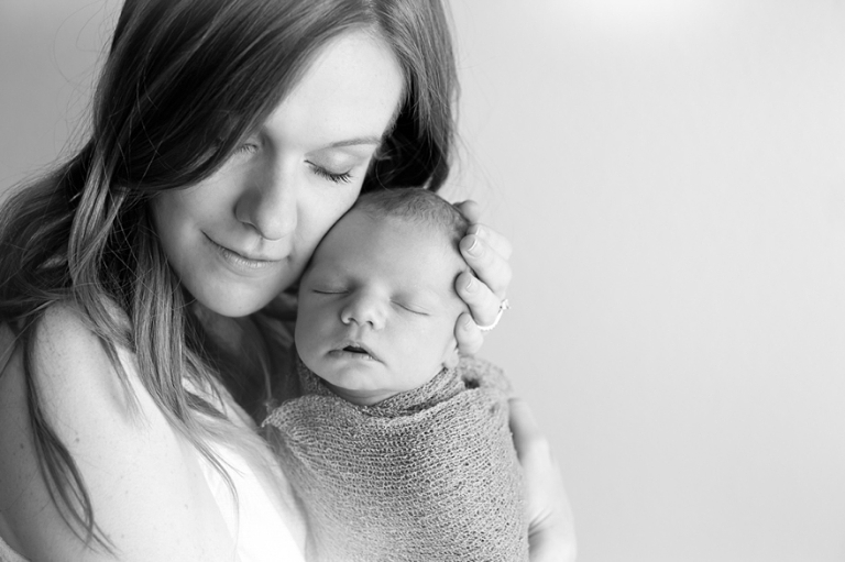 lifestyle newborn photos in black and white