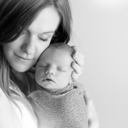 lifestyle newborn photos in black and white